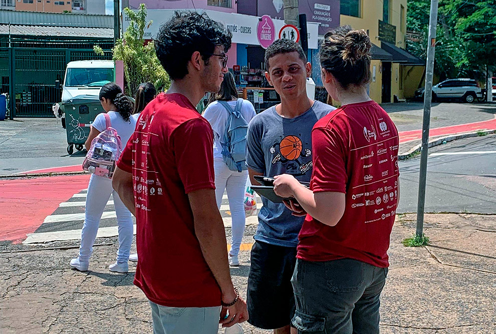 Alunos da Liga de Nefrologia e Urologia da Unicamp conversam com população no terminal de ônibus de Barão Geraldo (Foto: Divulgação/LANEU)