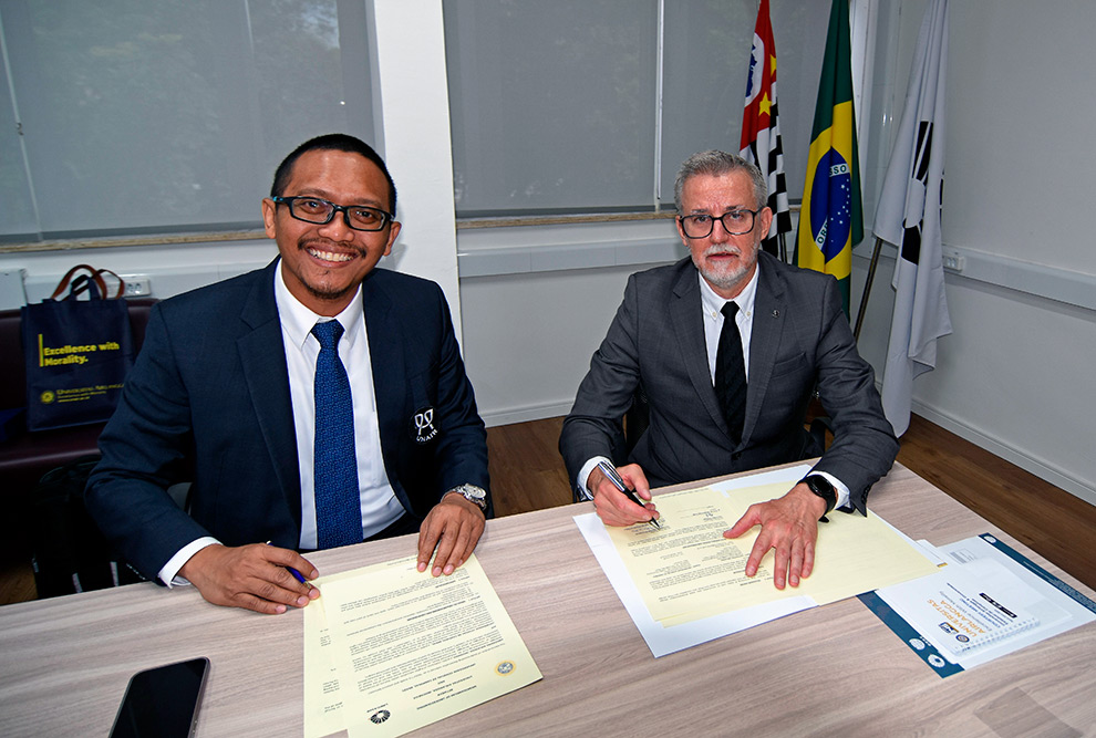 O acordo foi assinado pelo reitor Antonio Meirelles e pelo vice-reitor de Relações Internacionais da Airlangaa, Muhammad Miftahussurur