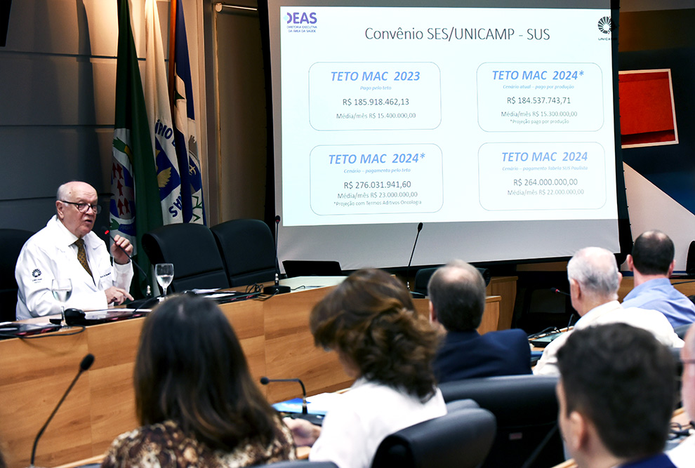 O diretor executivo da Área da Saúde da Universidade, Oswaldo Grassiotto durante apresentação dos dados aos deputados estaduais