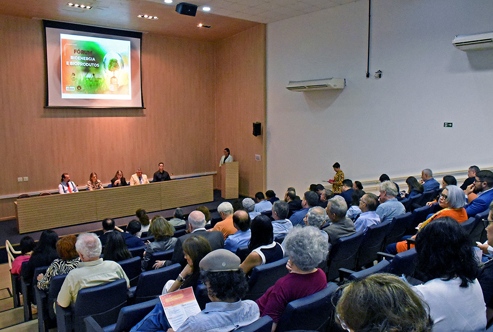 Fórum de Bioenergia e Bioprodutos reuniu representantes das três universidades estaduais paulistas para o debate sobre o papel do país nesta área 