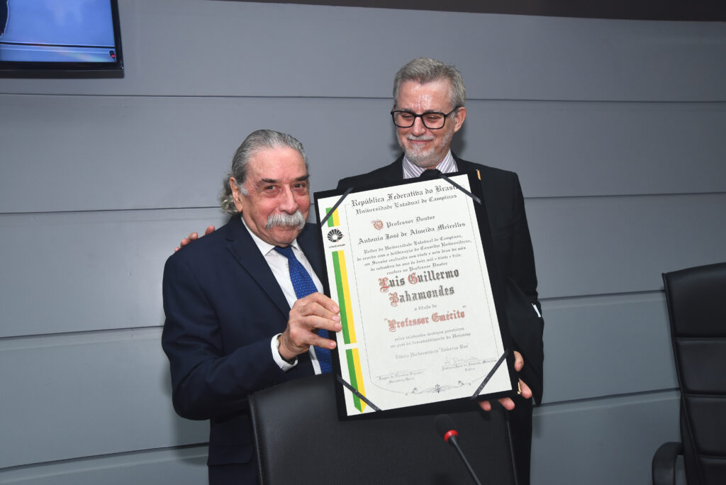 Professor Emérito Luis Bahamondes ao lado do reitor Antonio José de Almeida Meirelles: 50 anos de dedicação à medicina