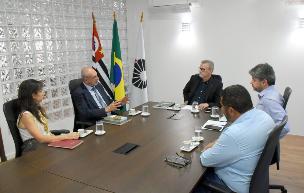 Secretário José Renato Nalini (segundo à esq.) conversou com o reitor Antonio José de Almeida Meirelles (ao centro) na Unicamp