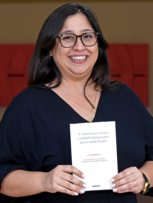 José Eduardo Fornari Novo Junior autor do livro “Fundamentos interdisciplinares da musicologia sistemática” e Gislaine Ricci Leonardi (à esquerda) e Mariane Massufero Vergilio (à direita), autoras do título "Cosmetologia clínica e cuidado farmacêutico para a saúde da pele” 